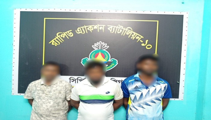 ০২ টি বিদেশি পিস্তল, গুলি ও মাদকসহ ০৩ জন আসামিকে গ্রেফতার করেছে র‌্যাব, প্রাইভেটকার ও মোটরসাইকেল জব্দ।