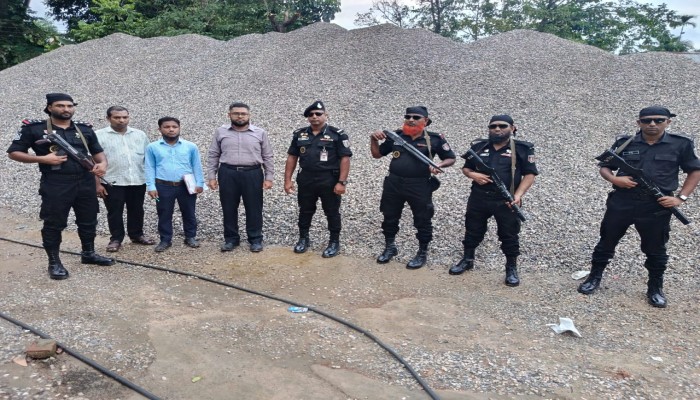 সিলেটের ভোলাগঞ্জ থেকে লুট হওয়া ১০,০০০ ঘনফুট পাথর জব্দ করেছে র‌্যাব।