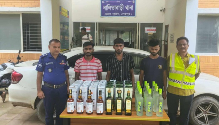 বিপুল পরিমান ভারতীয় মদসহ ৩ মাদক চোরাকারবারি আটক