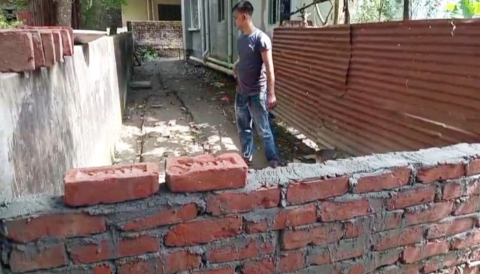 ২০টি পরিবারের চলাচলের একমাত্র রাস্তায় দেয়াল নির্মান