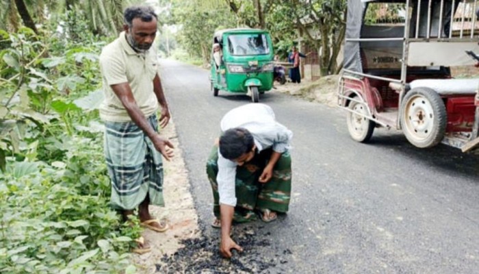 হাত দিলেই উঠে যাচ্ছে রাস্তার কার্পেটিং