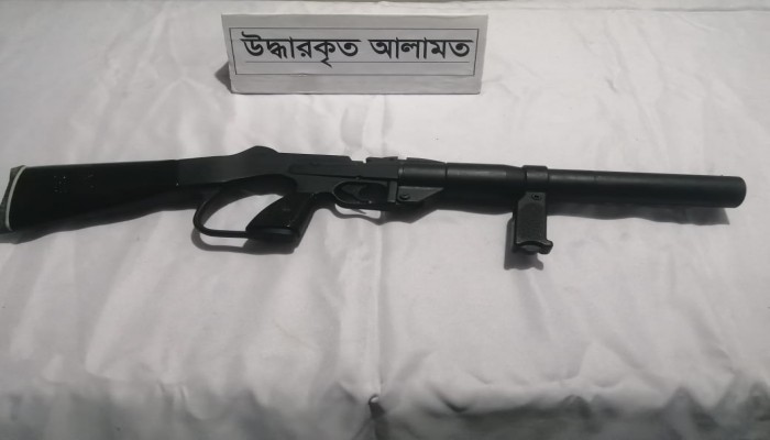 পুলিশের লুট হওয়া গ্যাসগান পরিত্যক্ত অবস্থায় উদ্ধার করেছে র‍্যাব।