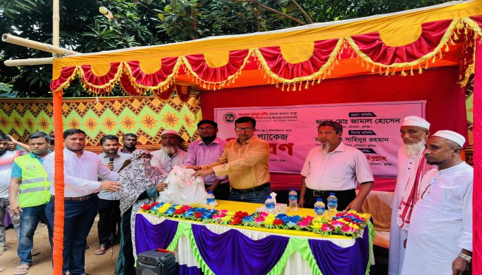 চৌদ্দগ্রাম উপজেলার শতাধিক দুস্থ ও প্রতিবন্ধী পরিবারের মাঝে ফুড প্যাকেজ বিতরণ