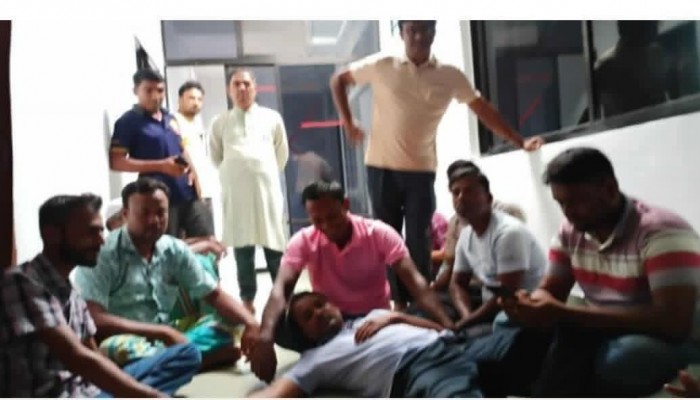 পীরগঞ্জে আউটসোর্সিং নিয়োগ বাণিজ্য: ভুক্তভোগীদের মানববন্ধন আটকে দিলেন প্রভাবশালীরা