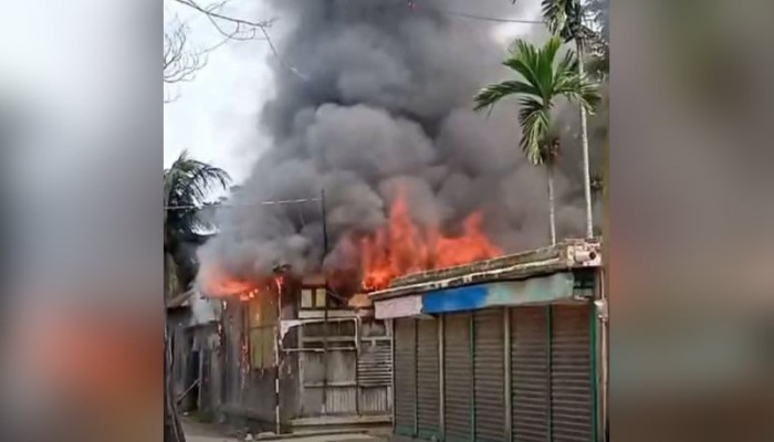 কুমিল্লায় ধর্ম নিয়ে কটূক্তিকে কেন্দ্র করে চার মাজারে হামলা, ভাঙচুর ও অগ্নিসংযোগ।