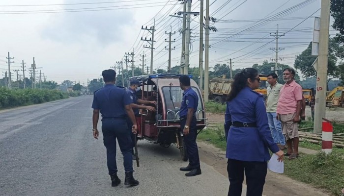 ভালুকায় মহাসড়কে হাইওয়ে পুলিশের থ্রি হুইলার বিরোধী অভিযান