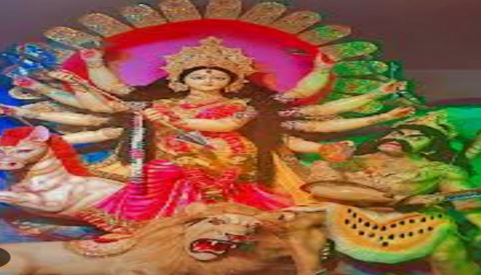 তৈরি হচ্ছে প্রতিমা, কুমারা ব্যস্ত প্রতিমা তৈরি করতে।