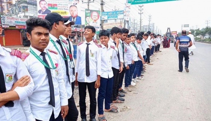গাজীপুর শ্রীপুরে ফুটওভার ব্রিজ নির্মাণের দাবিতে মানববন্ধন করেছে সচেতন নাগরিক সমাজ
