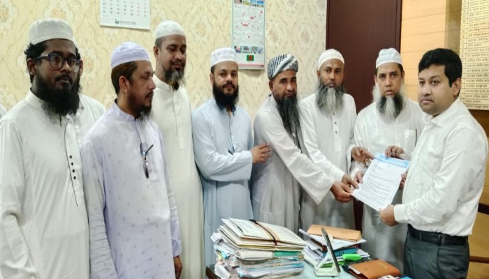 জেলা প্রশাসক বরাবর দেশের সকল প্রাথমিক বিদ্যালয়ে ধর্মীয় শিক্ষক নিয়োগের দাবীতে স্মারকলিপি প্রদান
