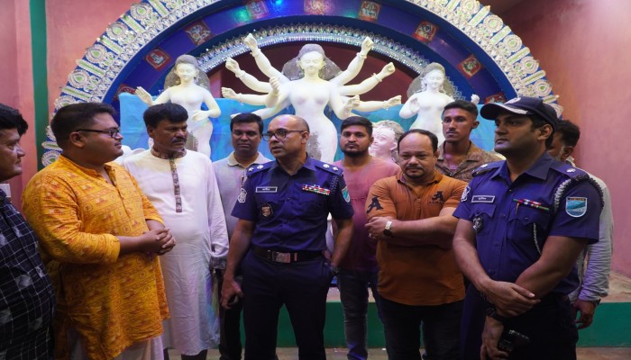 গভীর রাতে পুলিশ সুপার মহোদয়ের পূজা মণ্ডপ পরিদর্শন