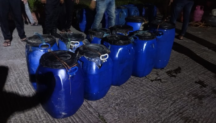 বিপুল পরিমান চোলাই মদসহ ০১ জন মাদক ব্যবসায়ীকে গ্রেফতার করেছে র‌্যাব।