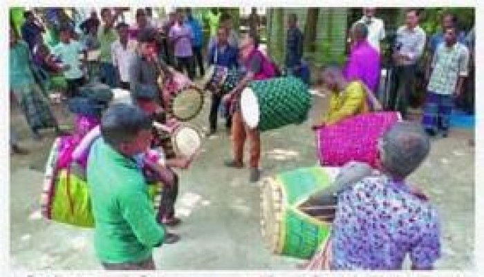 কটিয়াদীতে বসেছে ঐতিহ্যবাহী ঢাকের হাট