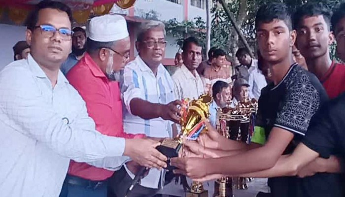 গৌরনদীতে গ্রীষ্মকালীন ক্রীড়া প্রতিযোগীতা ও পুরস্কার বিতরণ অনুষ্ঠিত