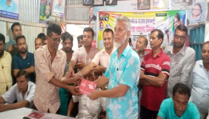 মুলাদীতে বিভিন্ন পুজা মন্ডবে আর্থিক সহযোগীতা প্রদান করেন সাবেক উপজেলা চেয়ারম্যান আঃ ছত্তার খান
