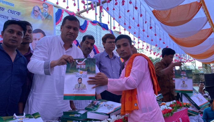 তারেক রহমানের নির্দেশে মঠবাড়িয়া বিভিন্ন সম্প্রদায়ের ৪০০ পরিবারের মাঝে বিএনপি নেতার শারদীয় দূর্গা পূজার উপহার বিতরণ