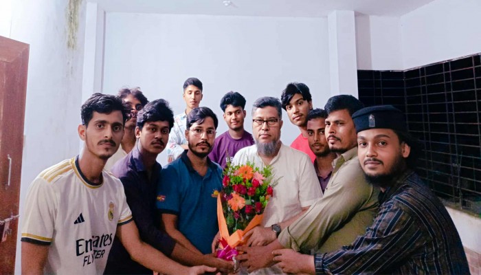 ডা.কেনানের সাথে শিকড় ক্লাবের সদস্যদের সৌজন্য সাক্ষাৎ