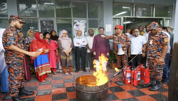 বাকৃবির কেন্দ্রীয় গ্রন্থাগারে অগ্নি নির্বাপণ প্রশিক্ষণ কর্মশালা