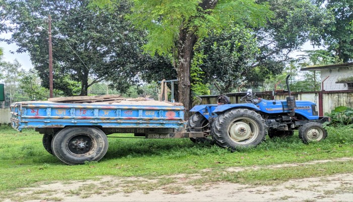 মামলা ছাড়াই থানায় আটক মালিকবিহীন বালুভর্তি ট্রাক্টর