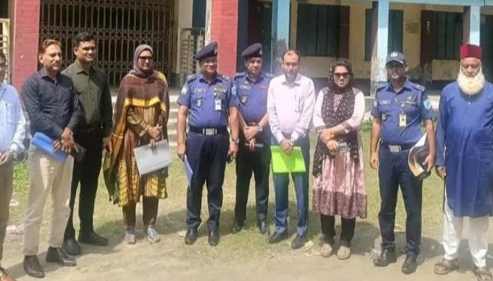 কটিয়াদীতে ভোটকেন্দ্র পরিদর্শনে ডিসি-এসপি