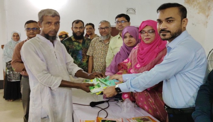 কালীগঞ্জে ৮৪০ জন ক্ষুদ্র ও প্রান্তিক কৃষক পেল শাক-সবজি বীজ ও সার