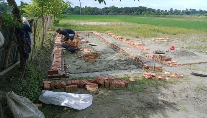 কয়রায় জোর করে জমি দখল করে ভবণ নির্মাণের অভিযোগ