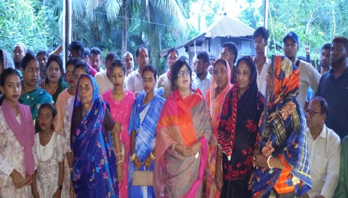 জাতীয়তাবাদী দলের প্রত্যেকটি কর্মীই আপনাদের পাশে থাকবে মুলাদীতে পুজা মন্ডব পরিদর্শন কালে সাবেক এমপি কন্যা জাহানারা লাইজু