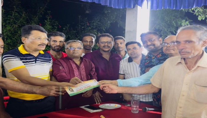 কাউখালীতে দুর্গোৎসব উপলক্ষে বিএনপি নেতা আহমেদ সোহেল মঞ্জুর আর্থিক অনুদান