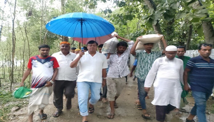 অসহায় মানুষের পাশে কর্নেল আজাদ, মানবিক আচরণে প্রশংসিত