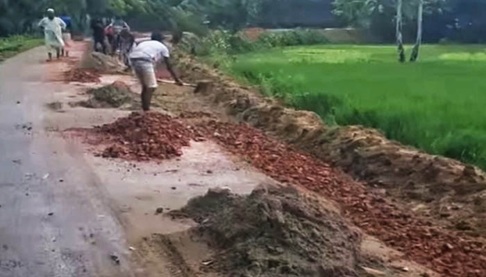 ভাদাশ-টু-কাটাগাড়ি সড়কে নিম্নমানের নির্মাণসামগ্রী ও ধীরগতির কাজ, ভোগান্তিতে স্থানীয়রা।