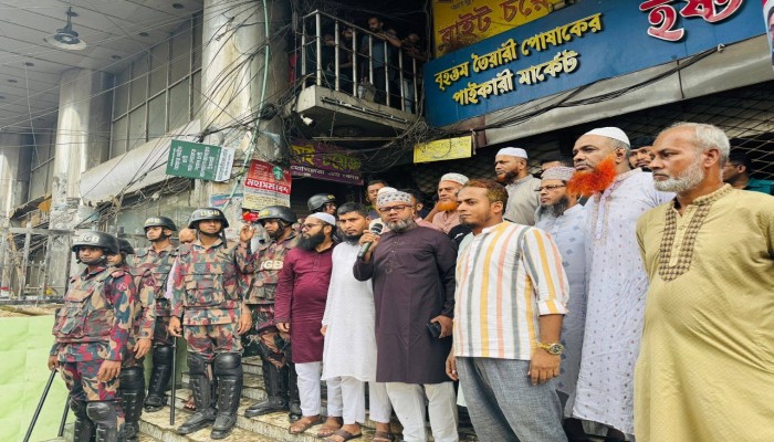 সদরঘাটে অগ্নিকাণ্ডে ক্ষতিগ্রস্ত ব্যবসায়ীদের পাশে জামায়াত নেতা ড. আব্দুল মান্নান