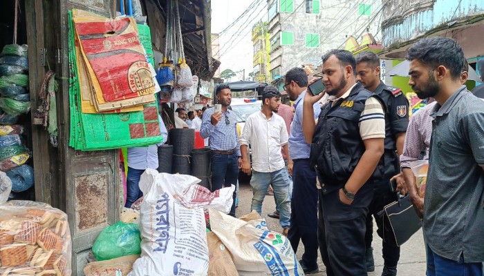 গলাচিপায় নিষিদ্ধ পলিথিন জব্দ, ২৫,০০০ টাকা জরিমানা