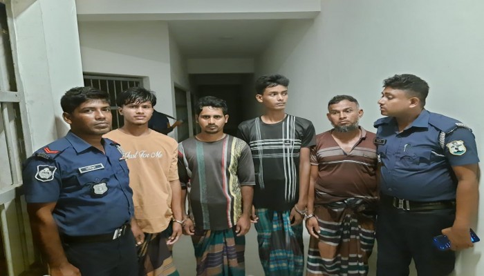 মা ইলিশ রক্ষা অভিয়ানে হিজলায় ৪ জেলে আটক।