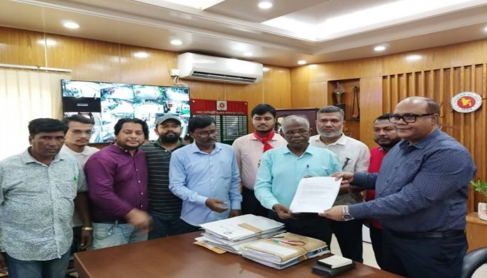 কুষ্টিয়ায় সাংবাদিকের ওপর সন্ত্রাসী হামলার প্রতিবাদে ও গ্রেফতারের দাবীতে মানববন্ধন, স্মারকলিপি প্রদান