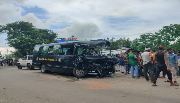 পটুয়াখালীতে র‍্যাবের গাড়ির সঙ্গে লোকাল বাসের মুখোমুখি সংঘর্ষে নিহত ২, আহত অন্তত ২০