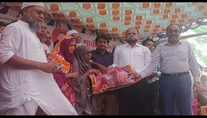 ভালুকায় মোর্শেদ আলমের পক্ষ থেকে শাড়ী ও লুঙ্গি বিতরণ