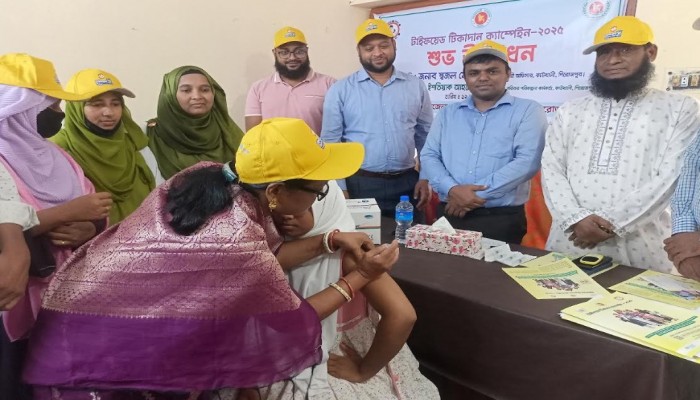 কাউখালীতে টাইফয়েড টিকাদান ক্যাম্পেইন উদ্বোধন করেন উপজেলা নির্বাহী অফিসার স্বজল মোল্লা