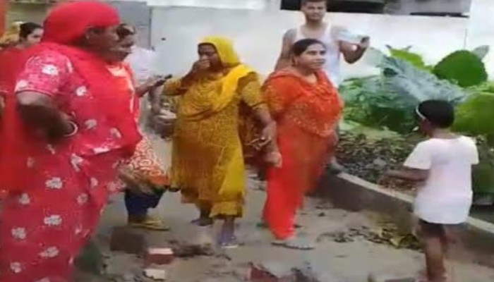 রাজশাহী নগরীতে ৪টি পরিবারকে হয়রানি ও মির্কামারি এলাকায় মাদকের বিরুদ্ধে পুলিশের নিক্রয়তার অভিযোগ