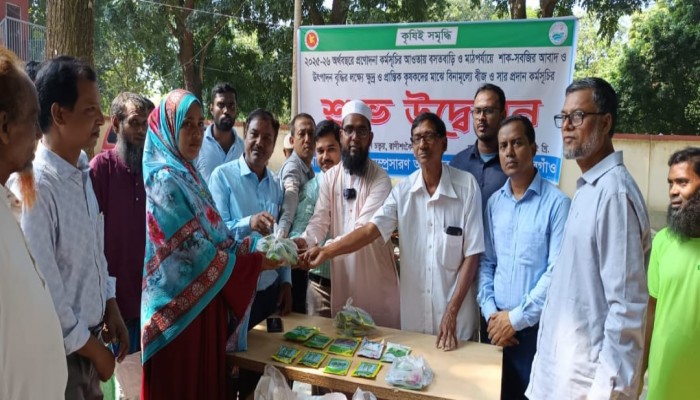 রাণীশংকৈলে ৫৫০ জন ক্ষুদ্র ও প্রান্তিক কৃষকের মাঝে বিনামূল্যে বীজ ও সার বিতরণ