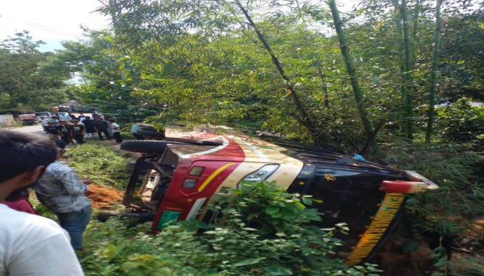 রাজস্থলীতে যাত্রীবাহী বাস উল্টে আহত ৩