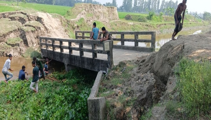 কুড়িগ্রামের উলিপুরে সেতু দেবে দুর্ভোগে এলাকাবাসী