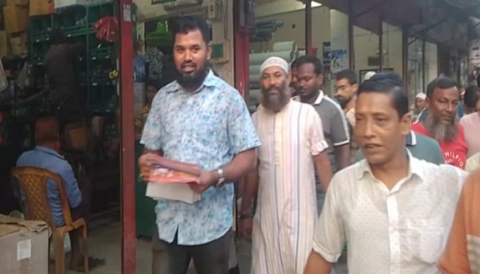 ৩১ দফা বাস্তবায়নের লক্ষে হিজলায়  স্বেচ্ছাসেবক দলের আহ্বায়ক, লিফলেট বিতরণ করেন