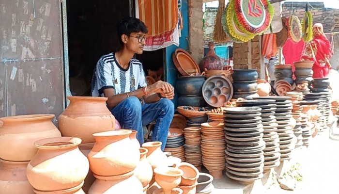 ফুলবাড়ীতে শ্যামাপূজা ও দীপাবলি উৎসবে কদর বেড়েছে দিয়ার বাতির