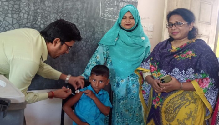 প্রাথমিক বিদ্যালয়ের শিক্ষার্থীদের দেয়া হচ্ছে টাইফয়েডের টিকা ।