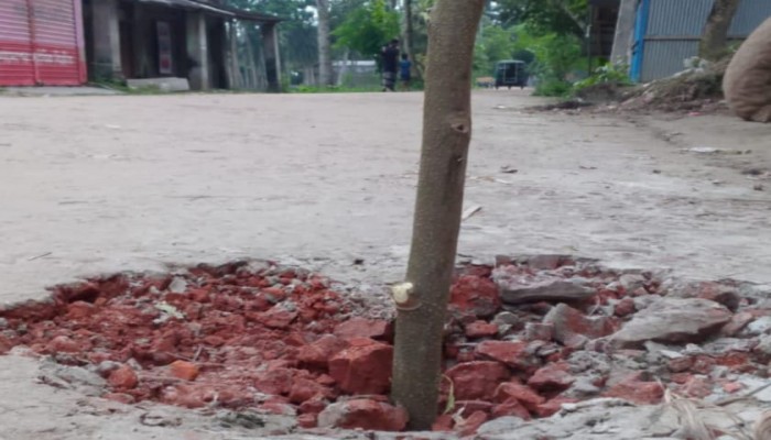 প্রকাশিত সংবাদের সত্যতাঃ ‎মণিরামপুরে কাজ শেষের আগেই রাস্তায় ভাংগন! প্রশ্নবিদ্ধ এলজিইডি