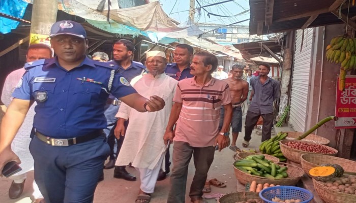 কাউখালীতে রাতে নিরাপত্তার জন্য ব্যবসায়ীদের দ্বারে দ্বারে ওসি মোঃ সোলায়মান