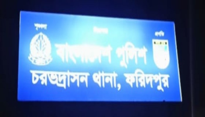 চরভদ্রাসনে ইজিবাইকে যাত্রীবেশে এক নারী যাত্রীর স্বর্ণের চেইন চুরির সময় ৫ নারীকে হাতেনাতে আটক