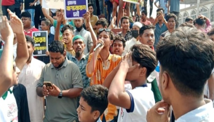 কিশোরগঞ্জের ভৈরবকে জেলা ঘোষণার  দাবিতে ‎ঢাকা-সিলেট মহাসড়ক অবরোধ করে বিক্ষোভ
