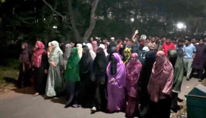 রাবিতে অধ্যাপক মামুনের শাস্তি চেয়ে মধ্যরাতে বিক্ষোভ