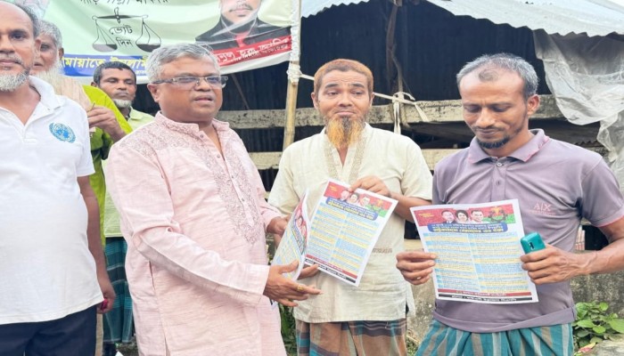 কাউখালীতে বিএনপির নেতার লিফলেট বিতরণ