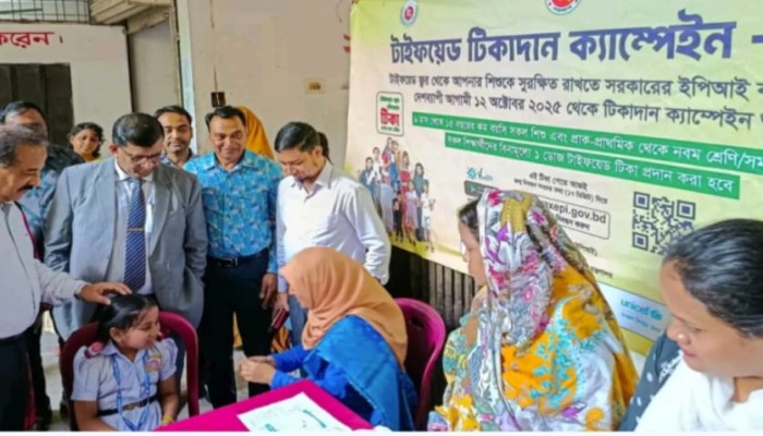 ময়মনসিংহে টাইফয়েড টিকাদান ক্যাম্পেইন পরিদর্শন করেন বিভাগীয় কমিশনার